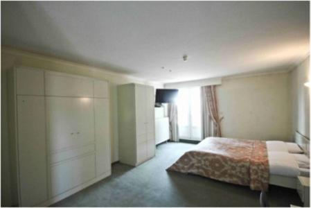 a bedroom with a bed and a large window at Hotel de modern in Diest