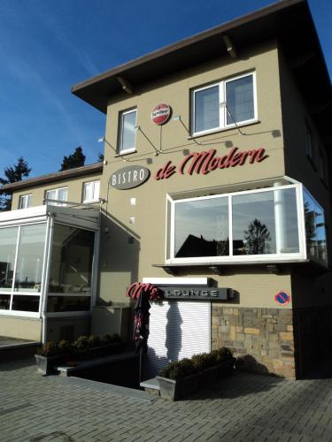 un bâtiment avec un panneau indiquant l'unité du michigan dans l'établissement Hotel de modern, à Diest