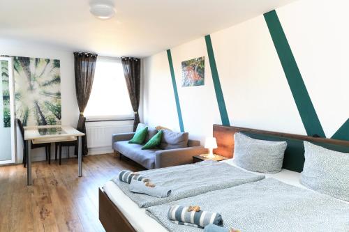 un dormitorio con dos camas y un sofá en - Forest Retreat Deluxe - 2 Bedroom Apartment - 75 qm - Fully Renovated 2025 with TV & Netflix - King Size Beds - Full Kitchen - Free Parking - Close to Airport & Train -, en Duisburg