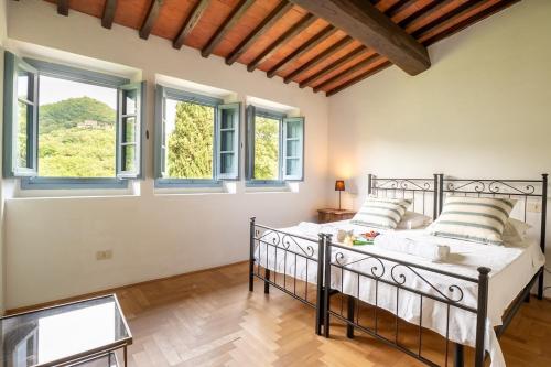 Giường trong phòng chung tại Cavato Il Capriolo - Fabulous Homes Design