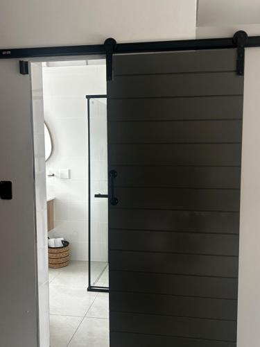 Et badeværelse på The Spear Guest Lodge