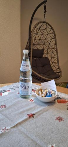 una bottiglia d'acqua e un piatto di cibo su un tavolo di Rhein-Lahn Auszeit a Lahnstein