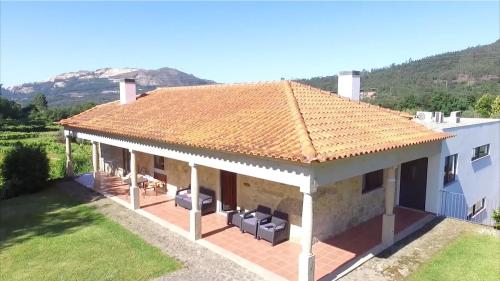 een afbeelding van een huis met een pannendak bij Quinta de Agriboa House in Cepões