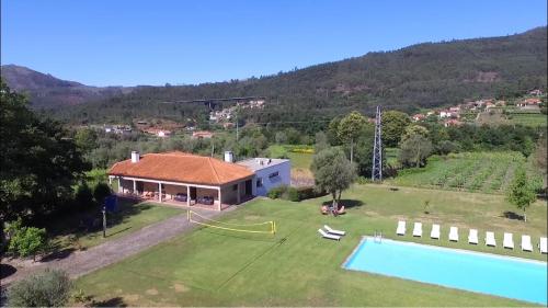 een luchtzicht op een huis met een zwembad bij Quinta de Agriboa House in Cepões