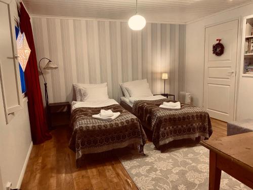 una camera d'albergo con due letti con asciugamani sopra di Villa Oinas a Tervola