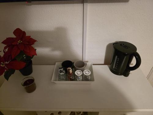 ein weißer Tisch mit einer Kaffeetasse und einer Blume in der Unterkunft Shalom Stay Tottenham in London