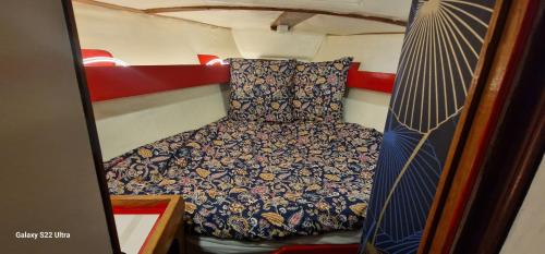 a small bed in a small room with a bed sidx sidx sidx at Ma Belle Lana, Chantereyne Marina in Cherbourg en Cotentin