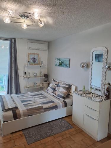 a bedroom with a bed with a mirror and a sink at Très Beau Studio tout équipé/Vu Mer/wiffi in Le Gosier