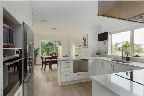 Kuchyň nebo kuchyňský kout v ubytování Beachwater Getaway Close to Walks Shops & Dining