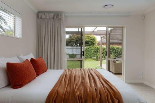 Postel nebo postele na pokoji v ubytování Beachwater Getaway Close to Walks Shops & Dining