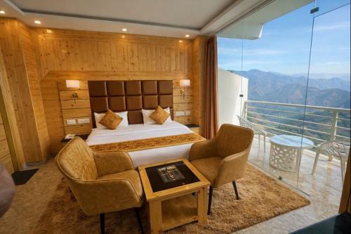 Giường trong phòng chung tại Hotel Classic Crown - #scenic mountain view #open terrace #parking #premium room with balcony #guest prefferred #best seling hotel in mussoorie