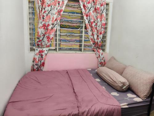 Postel nebo postele na pokoji v ubytování Ian's homestay II tanahrata chighlands