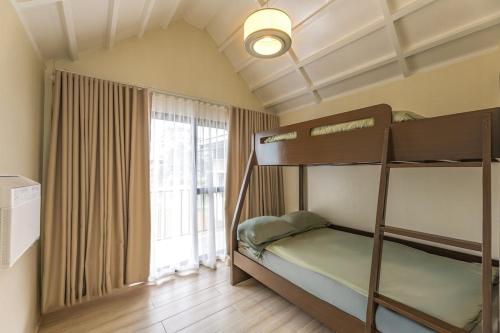 En eller flere senge i et værelse på Tagaytay Staycation with Pool and Free Private Parking