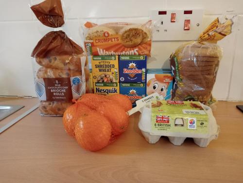 un comptoir contenant du pain et d'autres produits alimentaires dans l'établissement Hill View Studio, à Hawick