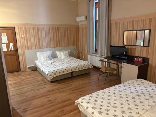 Postel nebo postele na pokoji v ubytování Хотел Роджърс