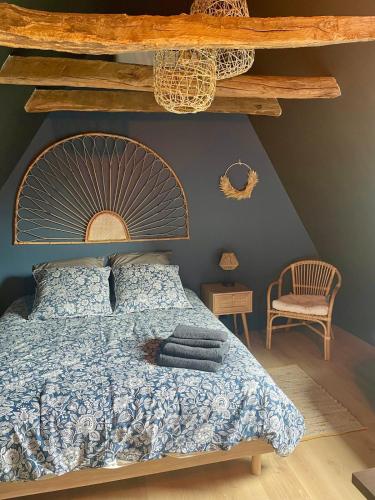 een slaapkamer met een bed met een houten hoofdeinde bij Maison in Le Bugue