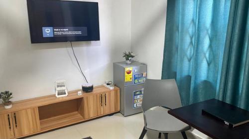 a room with a table and a television and a table and chairs at Eab APARTMENT in Santeo