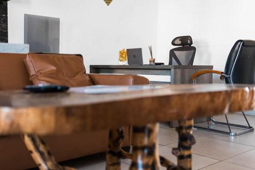 ein Wohnzimmer mit einer Couch und einem Tisch mit Stühlen in der Unterkunft Eab APARTMENT in Santeo