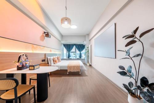 a hotel room with a bed and a table at MountTai Twilight Elegance Lodge in Tai'an