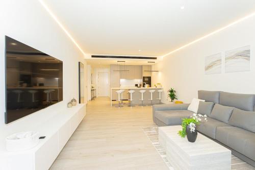 Φωτογραφία από το άλμπουμ του LXR Crown Residence 2BR Design σε Fuengirola
