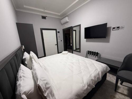 Giường trong phòng chung tại Rauza Hotel Tashkent