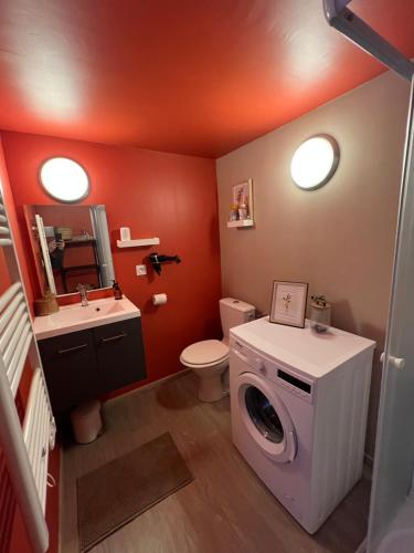 加尔加斯appartement avec piscine的浴室里有一台洗衣机和一台洗衣机