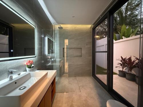 Et badeværelse på Newly built private Quinta Lane 4br pool villa