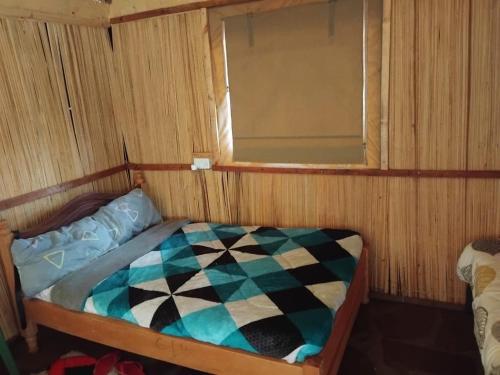 een kleine kamer met een bed en een raam bij Humble Resort in Masai Mara