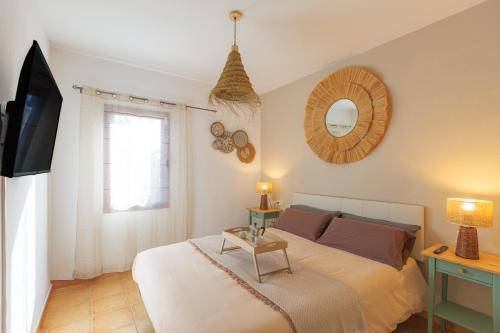 En eller flere senge i et værelse på Villa Jacuzzi & Barbecue