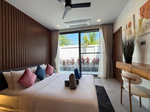 En eller flere senge i et værelse på Newly built private Quinta Lane 4br pool villa