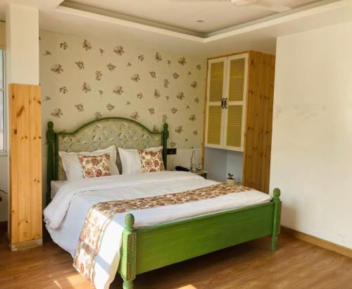 En eller flere senge i et værelse på Naina Lodge