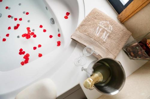 Et badeværelse på Villas Mamma Mia pool heat Private & Jacuzzi