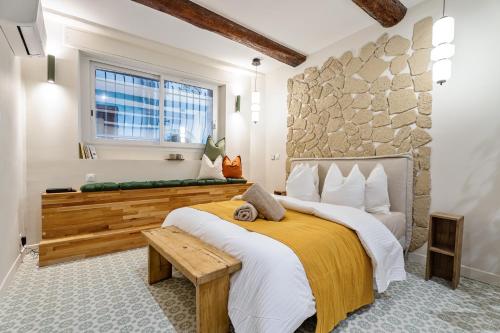 een slaapkamer met een bed met een bank en een raam bij Antibes Old Town Apartment in Antibes