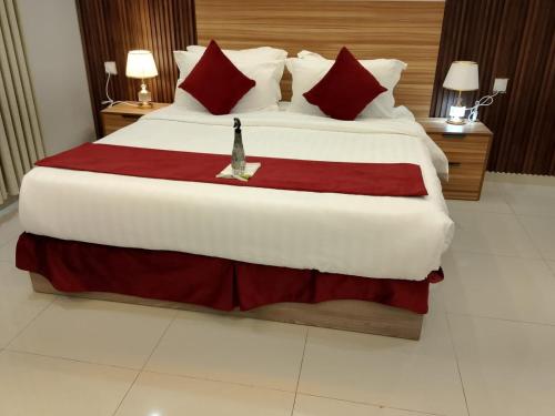 Ein Bett oder Betten in einem Zimmer der Unterkunft راحتي هنا 7