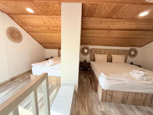 En eller flere senge i et værelse på Center Apartments The Quiet Luxury 6