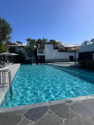 Swimmingpoolen hos eller tæt på Endless Summer 2BR Apartment with Private Beach