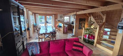 een woonkamer met een rode bank en een tafel bij Tuschinski in Les Crosets