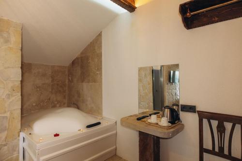 een badkamer met een wastafel en een spiegel bij Hatun Konağı in Eskiömerler