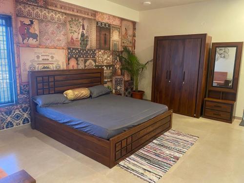 ein Schlafzimmer mit einem großen Bett in einem Zimmer in der Unterkunft Oasis Residency and Resorts in Solapur