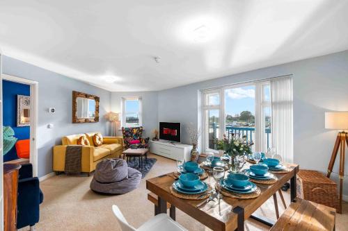 Et opholdsområde på River Heights With Views Parking By My Getaways