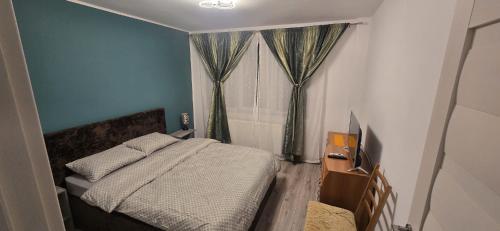 ein kleines Schlafzimmer mit einem Bett und einem Fenster in der Unterkunft Apartament Central in Câmpina