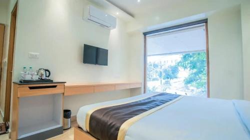 Postel nebo postele na pokoji v ubytování Premium Hotel The Shyama Grand Regency - 850 Meters From Ram Mandir Ayodhya