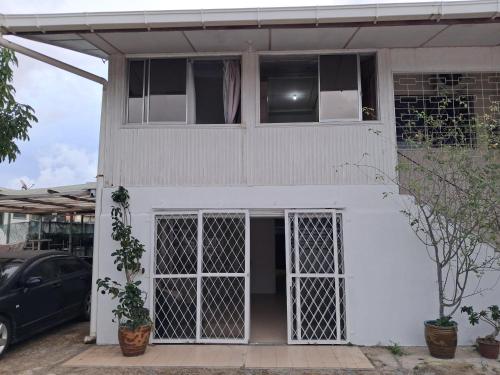 SandakanTaman Fortune的前面有一辆汽车停放的白色房子