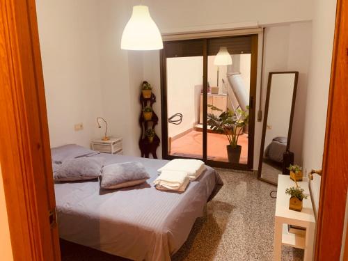 ein Schlafzimmer mit einem Bett und einem großen Spiegel in der Unterkunft Valencia Aparthotel COSMO in Valencia