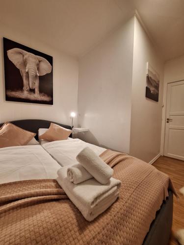 ein Schlafzimmer mit einem großen Bett, auf dem Handtücher liegen in der Unterkunft Apartment 3 Sea Centrum Stavanger in Stavanger