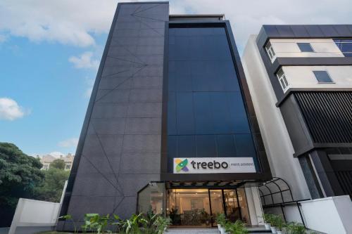 een gebouw met een Tesco-logo erop bij Treebo Premium Hydotel Gachibowli in Hyderabad