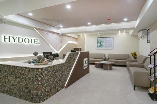 Een lobby van een kliniek in Hyderabad met een wachtkamer. bij Treebo Premium Hydotel Gachibowli in Hyderabad