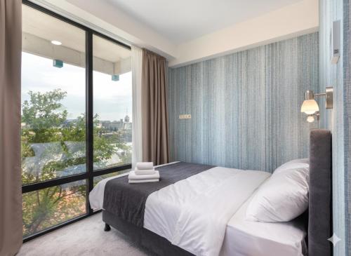 Giường trong phòng chung tại Flames boutique