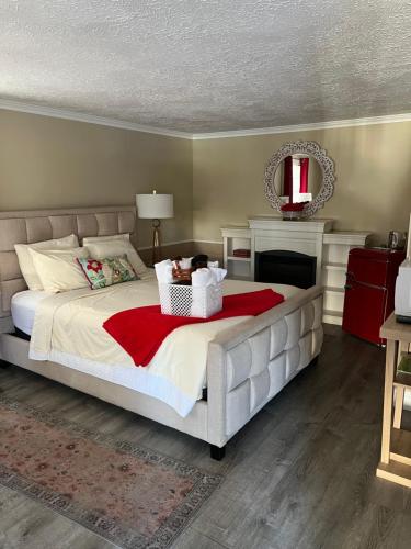 een slaapkamer met een groot wit bed en een open haard bij Scenic Vista Inn in North Conway