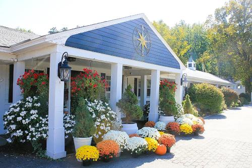 a display of flowers in front of a house at Scenic Vista Inn in North Conway